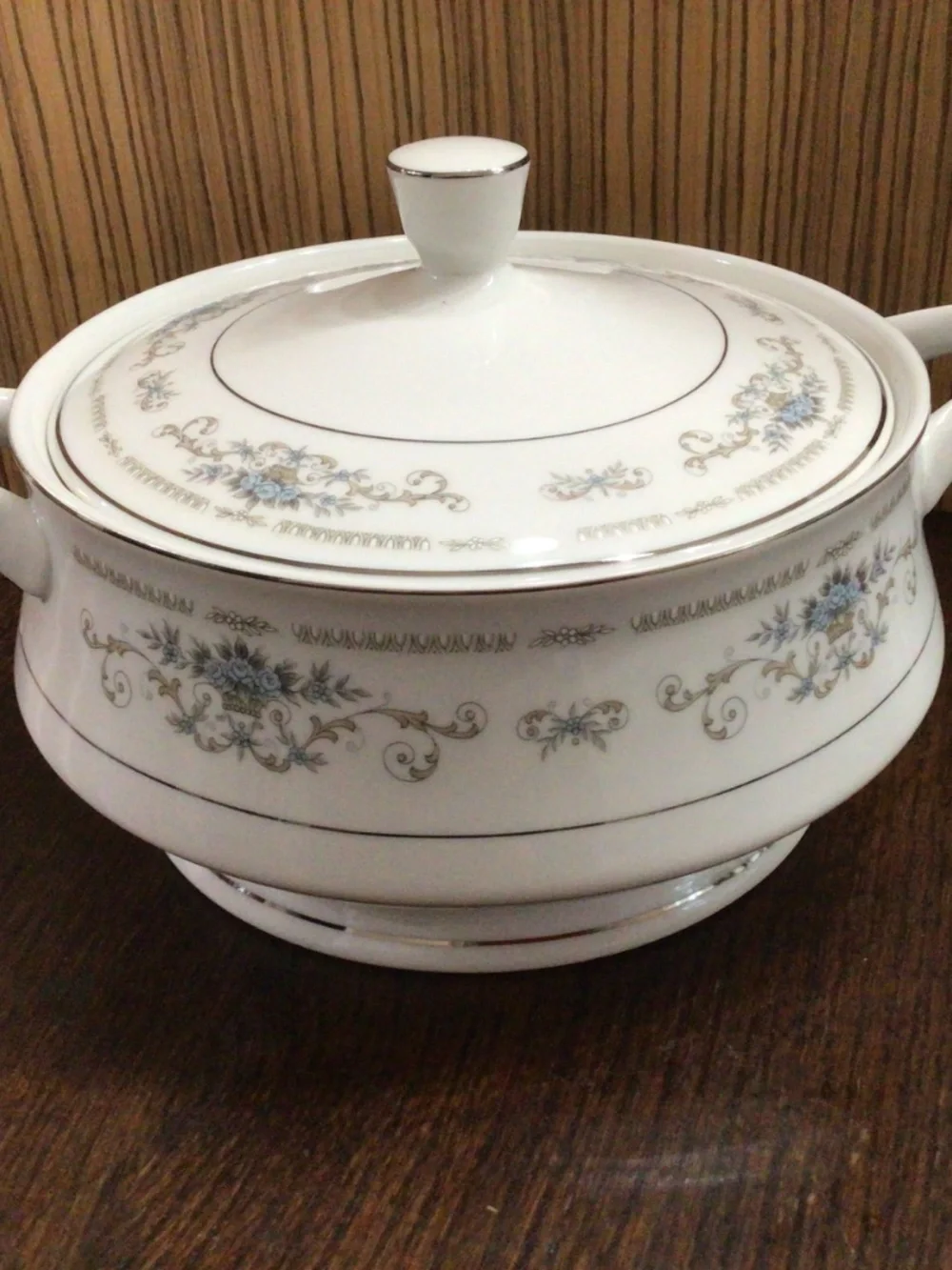 Diane Pattern by Wade. Round covered vegetable bowl from 1960’s great shape